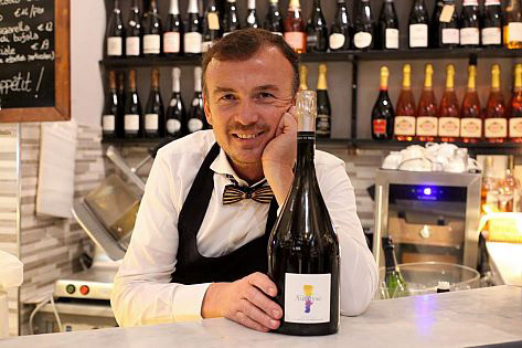 Lorenzo con champagne